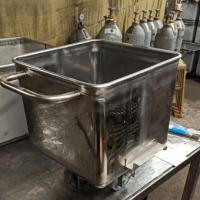 Тележка-чан “Чебурашка” (“Китаянка”) для фарша 100 л AISI 430 толщина стенки 1,5 мм Тележка-чан “Чебурашка” (“Китаянка”) для фарша 100 л AISI 430 толщина стенки 1,5 мм