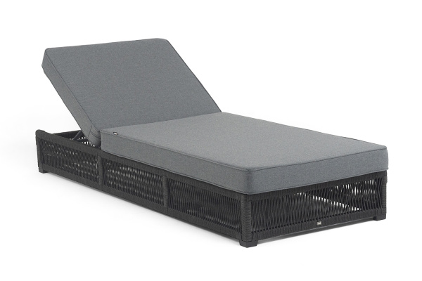 "Ривьера" шезлонг плетеный из роупа, каркас алюминий темно-серый (RAL7024) муар, роуп темно-серый круглый, ткань темно-серая 027 от компании Европактрейд