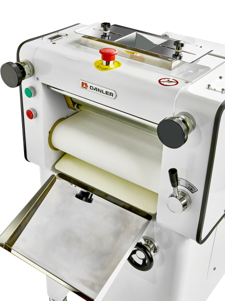 Тестозакаточная машина для формирования батонов Danler WMK-330 Тестозакаточная машина для формирования батонов Danler WMK-330