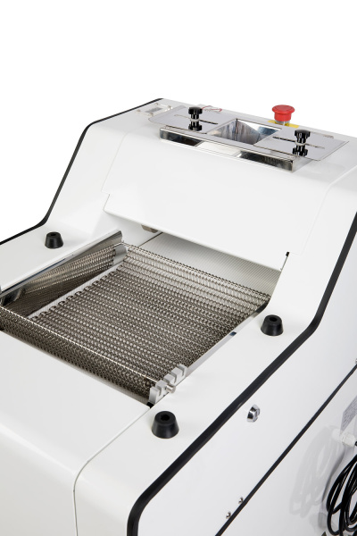 Тестозакаточная машина для формирования батонов Danler WMK-330 Тестозакаточная машина для формирования батонов Danler WMK-330